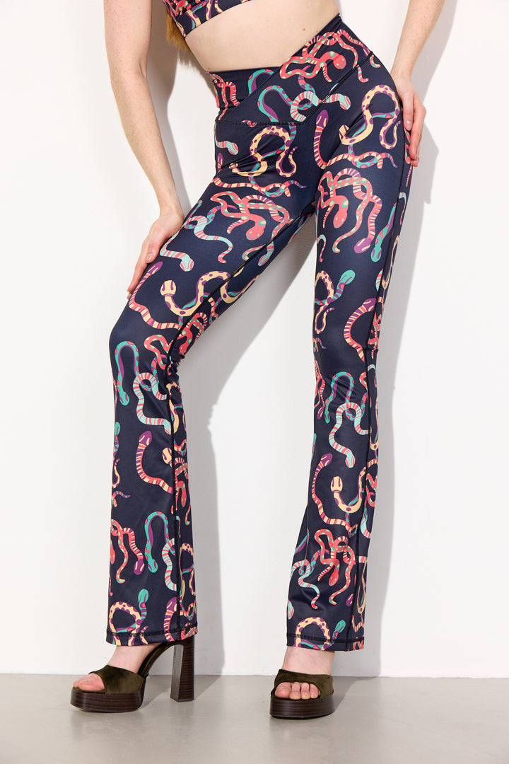 HUNKØN Inga Flared Leggings Leggings Black snake Art Print