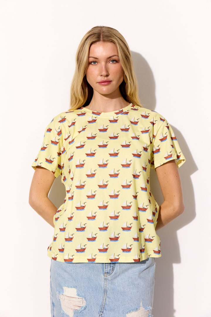 HUNKØN Azura T-shirt T-shirts Yellow Boat